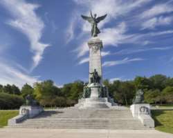 You can also enjoy some entertaining shows and play at the place around Sir George Etienne Cartier Monument situated in the park. This place is often 